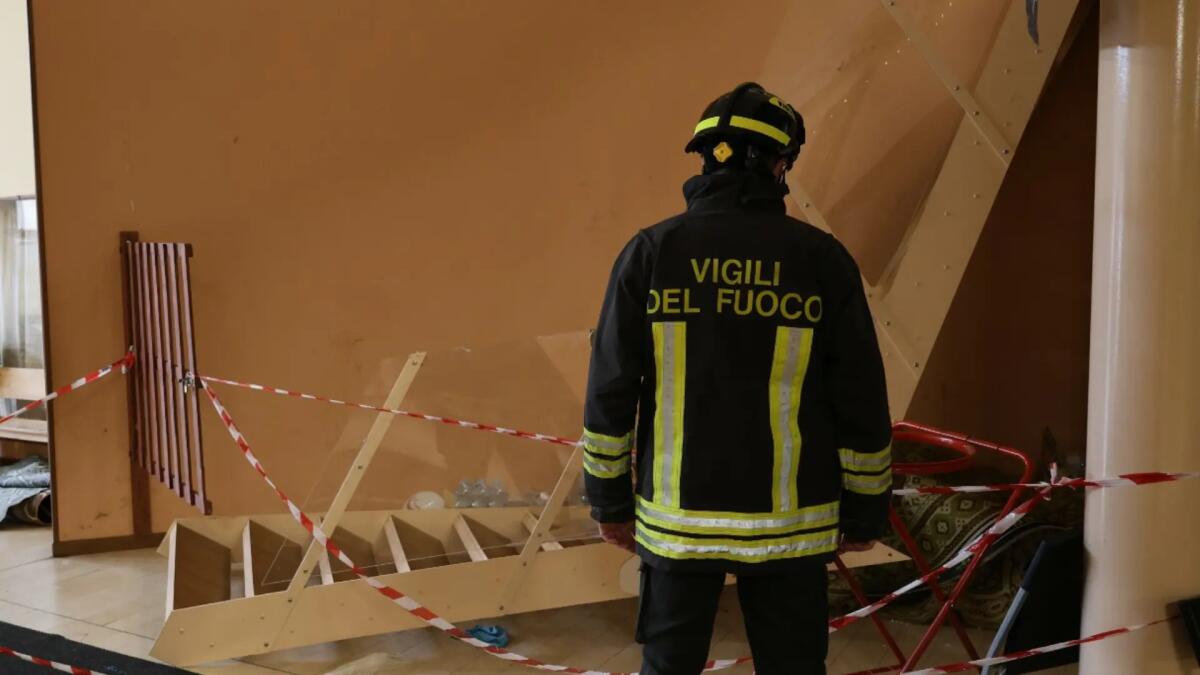 Crolla la scala della Moschea, non regge il peso delle centinaia di persone - 