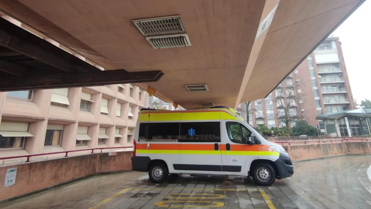 Infortunio sul lavoro ad Artegna, 27enne perde l'equilibrio e si ferisce a una gamba - 