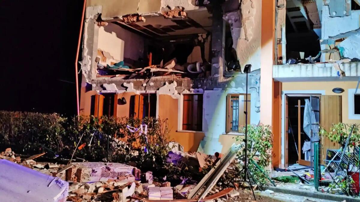 Fuga di gas, esplosione in appartamento: un ferito, 12 alloggi danneggiati, 22 persone evacuate - 