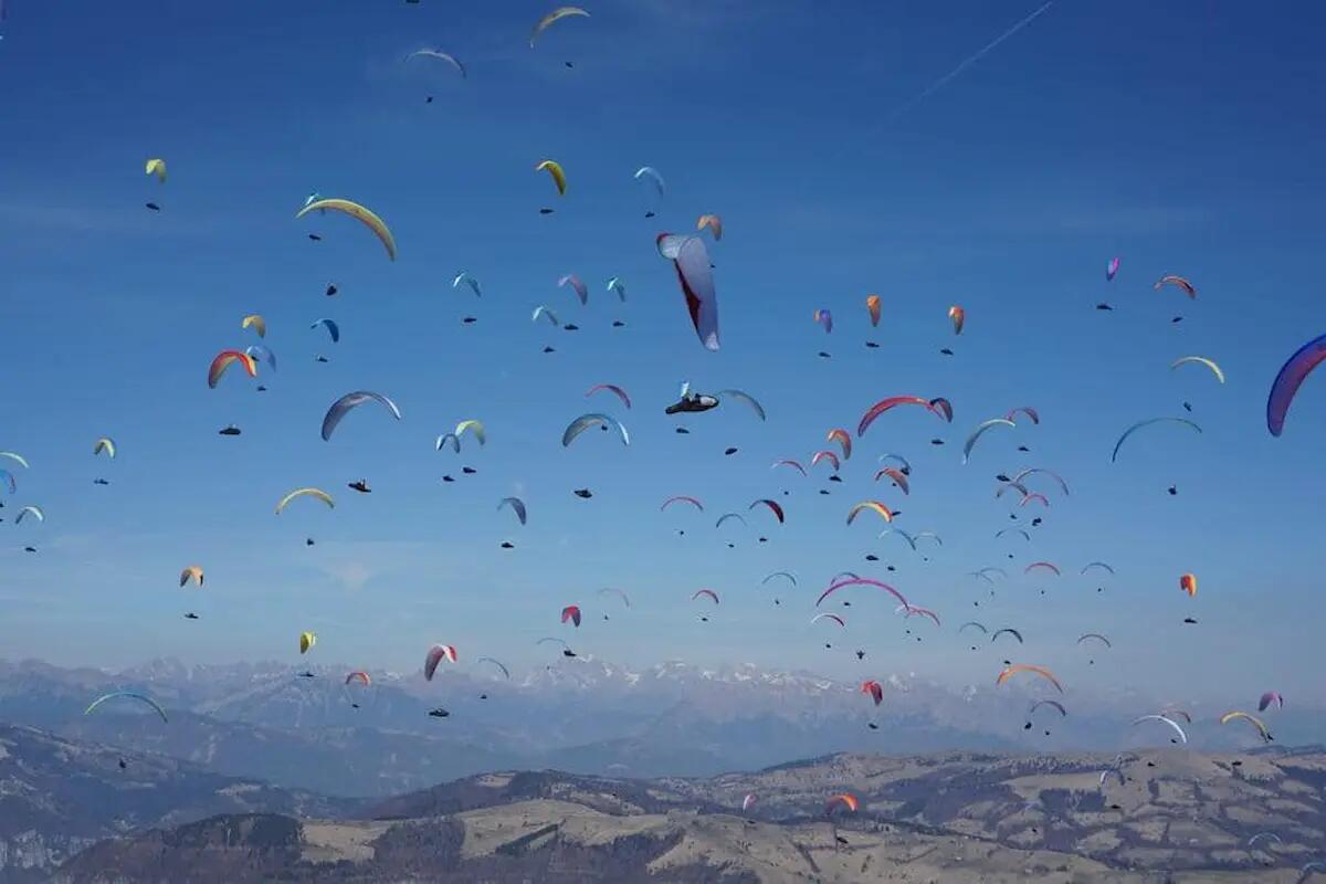 Oltre 200 Icaro in volo sul Monte Grappa, al via il trofeo 2023 - 