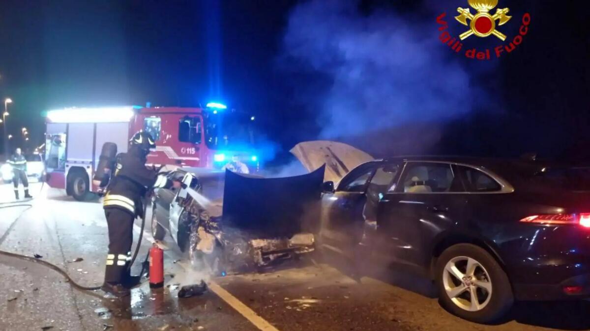 Sacile. Scontro frontale tra 3 auto, poi scoppia l'incendio: 4 feriti - 
