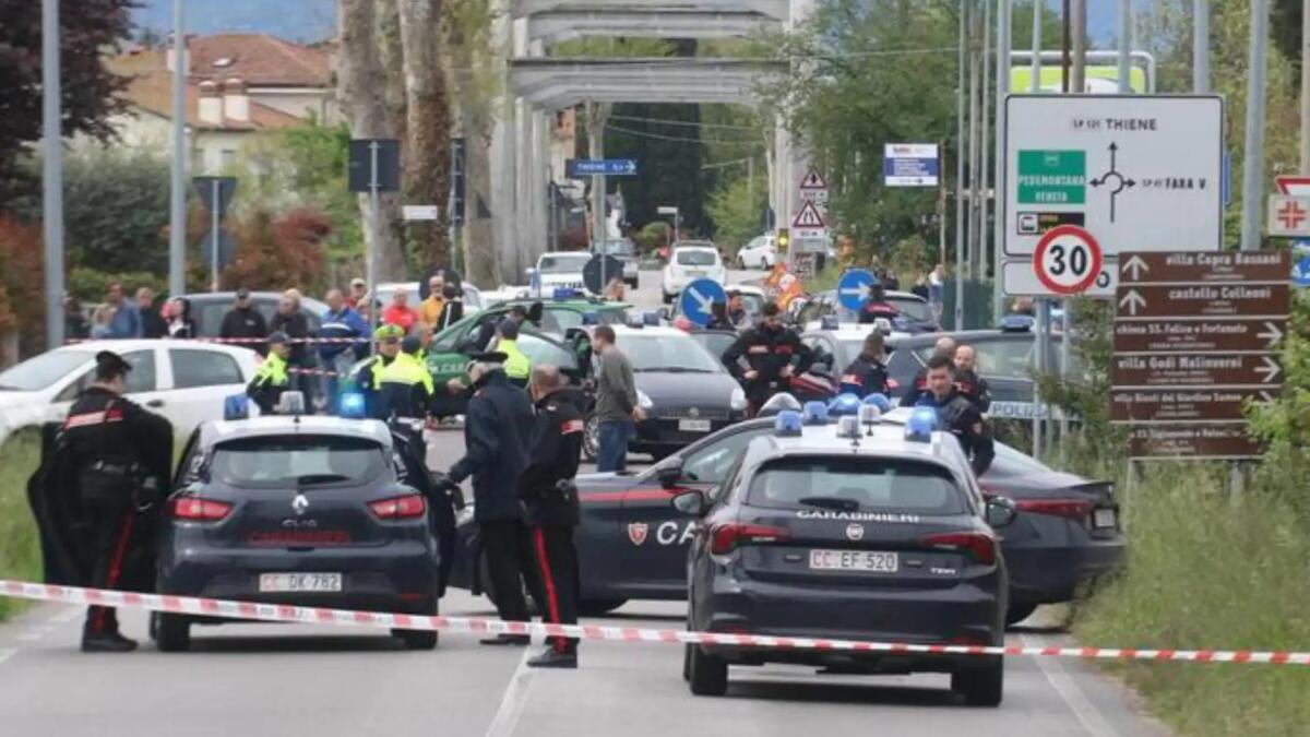 Urla «Allah akbar» poi prende la pistola a un agente. Morto un uomo, vigile ferito -