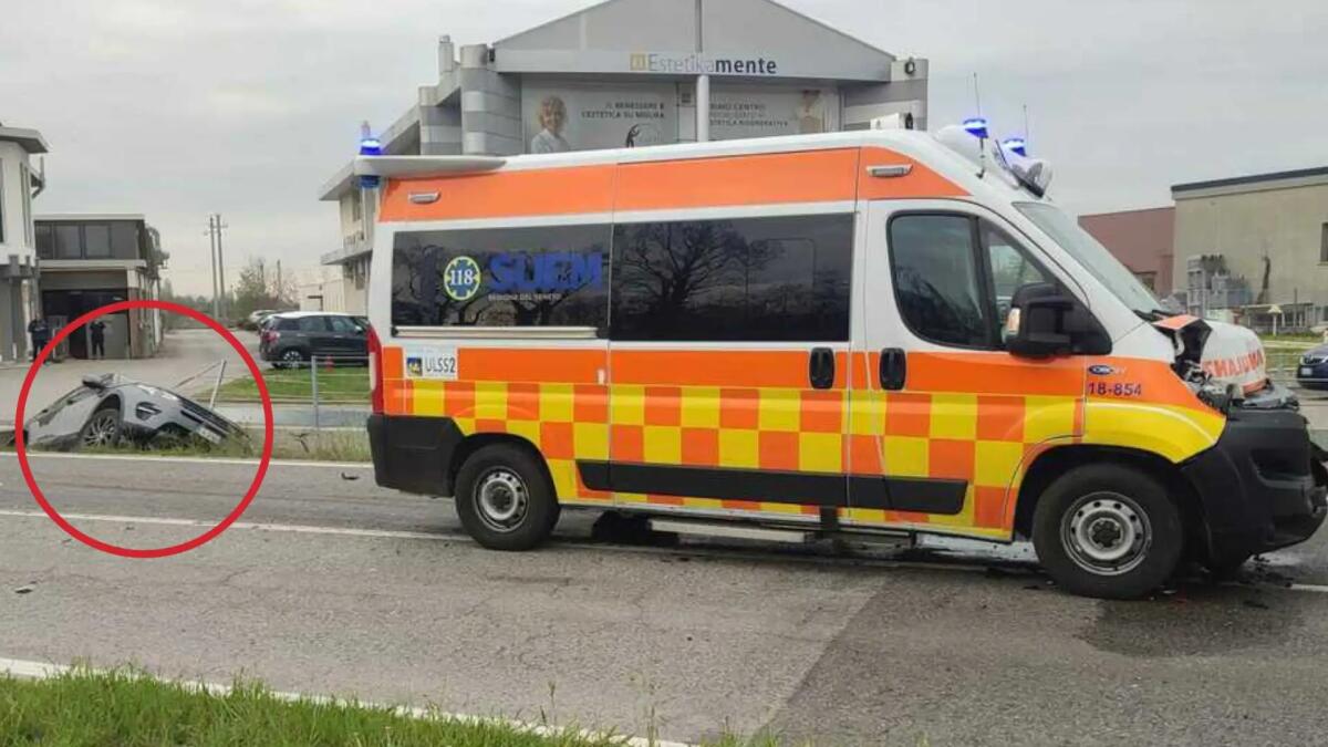 L'ambulanza in emergenza tampona un'auto che finisce nel fosso: 4 feriti - 