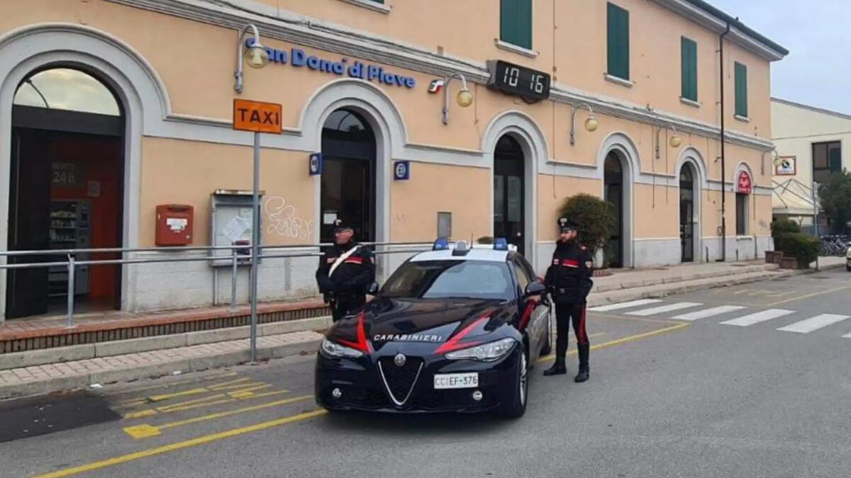 Beccato in stazione con 36 dosi di droga nelle mutande: arrestato 42enne, pena sospesa - 