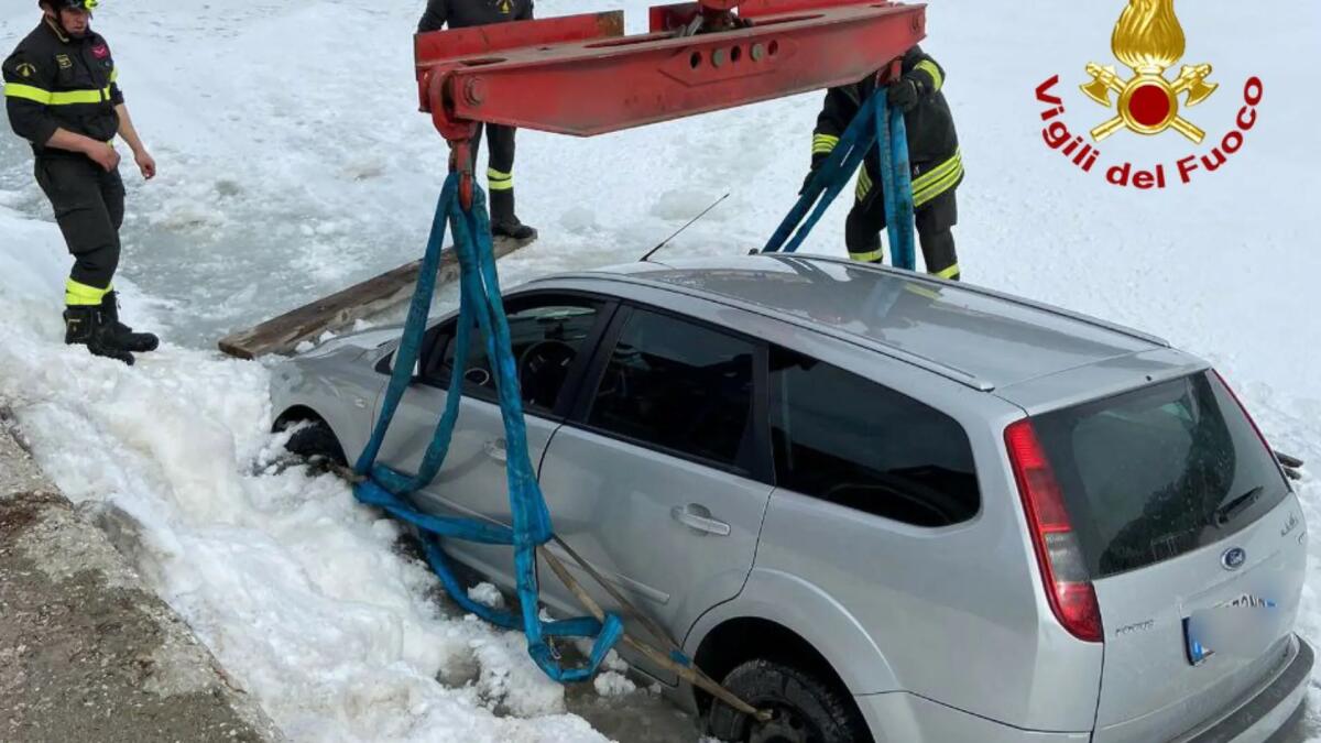 Sbanda con l'auto e finisce nel lago di Misurina: miracolato il conducente -