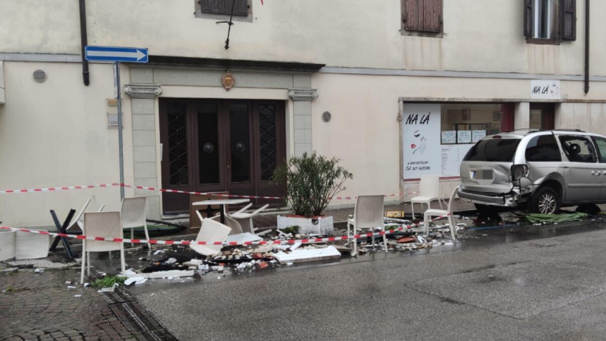 Destiny Udogie sbanda con l'auto e piomba su tavolini del bar: il giocatore dell'Udinese sottoposto ad accertamenti - 