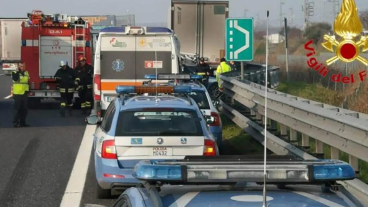Malore alla guida del camion in A34: soccorso un 62enne - 