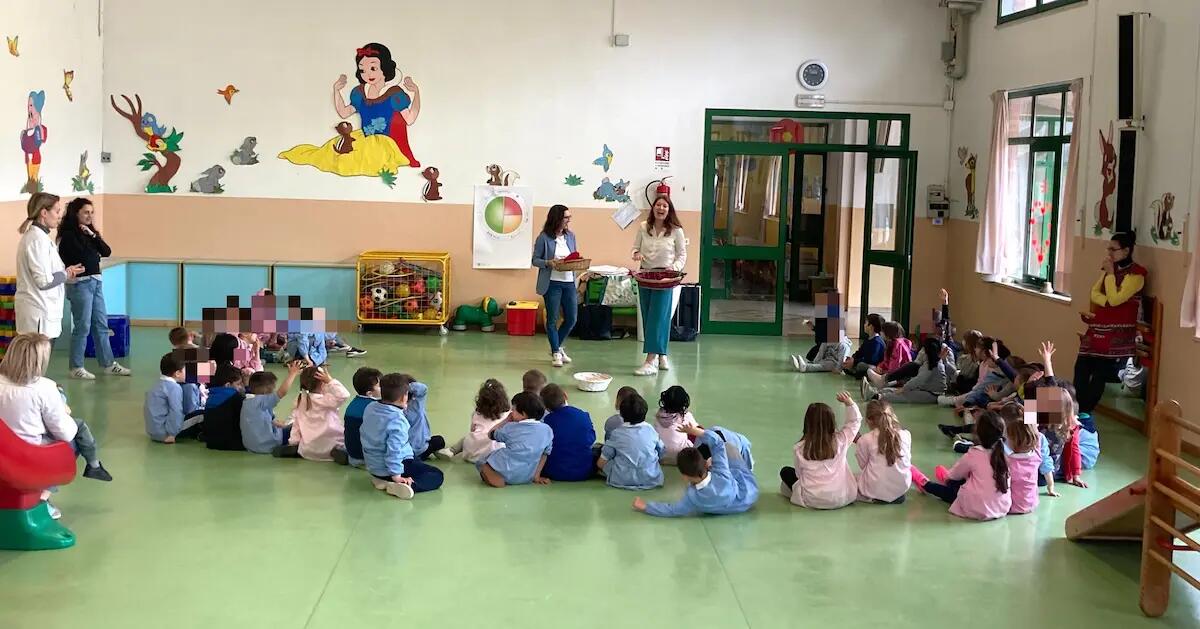 Educazione alimentare in classe con le dottoresse della Farmacia San Giorgio di Maser - 