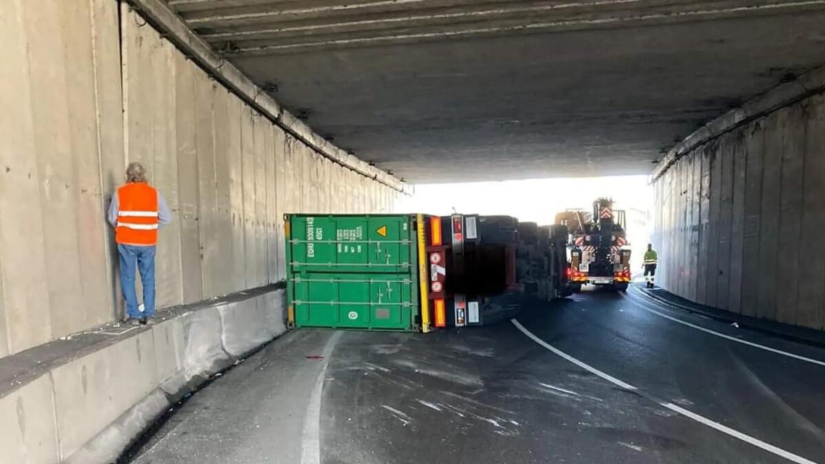 Incidente lungo la SR 18 a San Stino, mezzo pesante ribaltato: strada chiusa - 