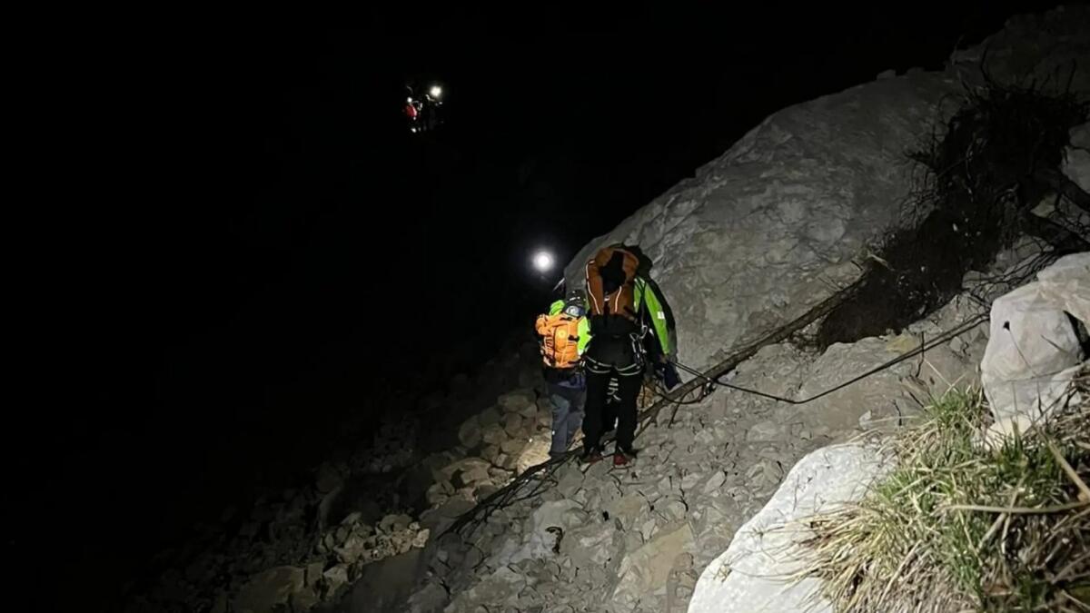 Colti dal buio perdono il sentiero: soccorsi due escursionisti a Erto - 