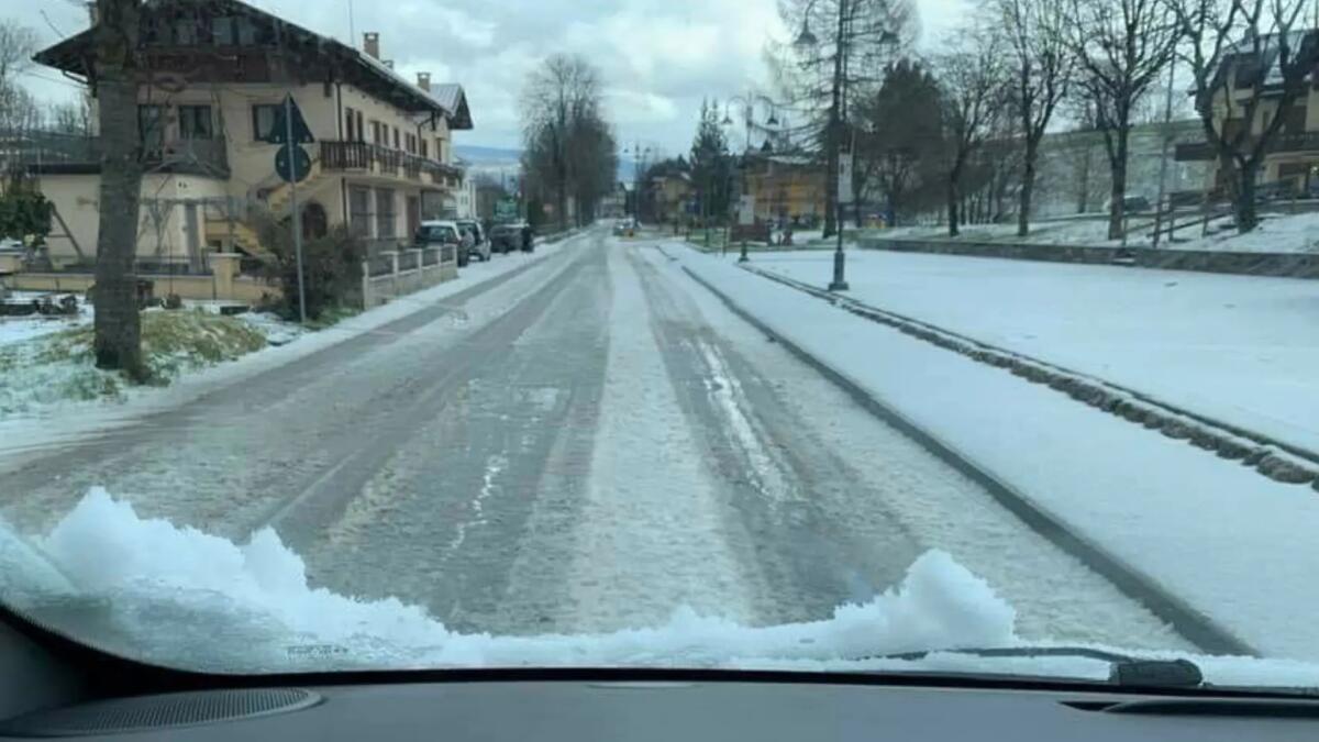 Veneto, maltempo: strade "imbiancate" dalla grandine nell'Alto Vicentino - 