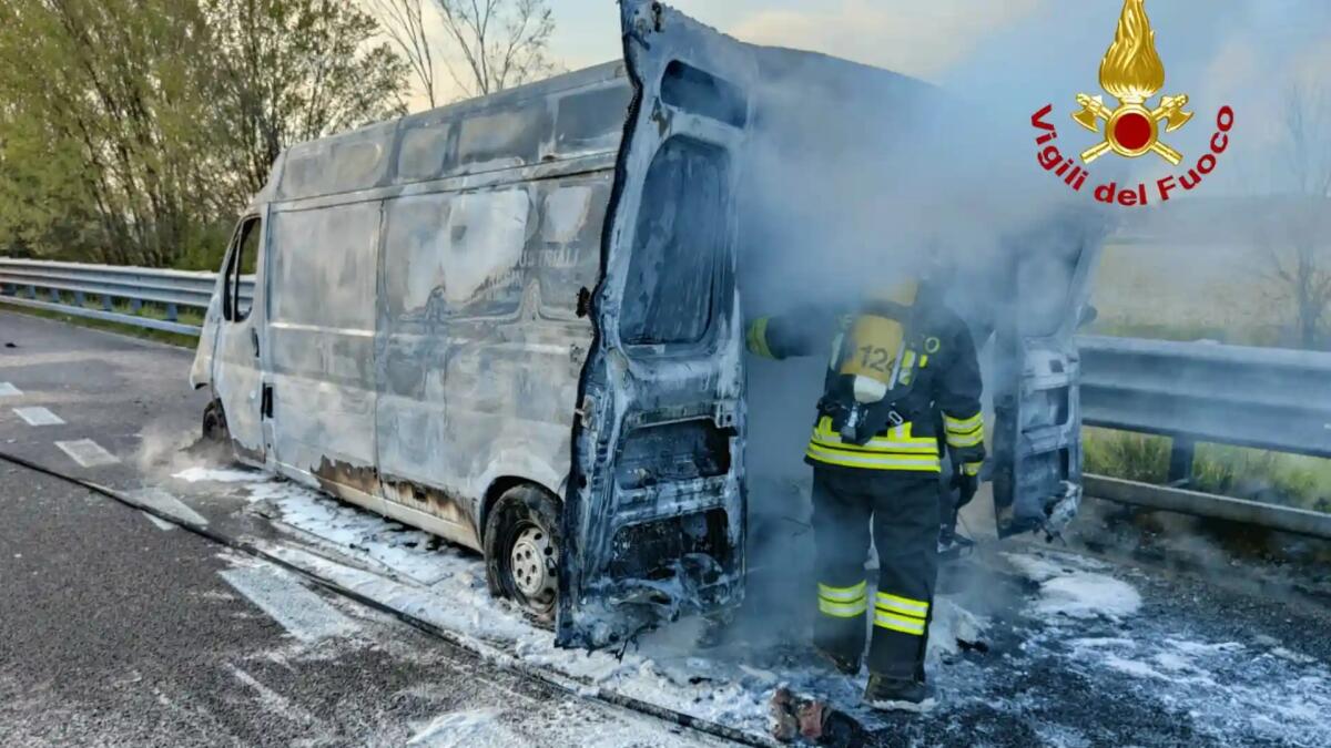 Furgone in fiamme lungo l'A4: intossicato il passeggero -