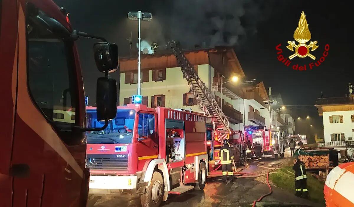 Incendio a San Pietro di Cadore, tetto di un'abitazione a fuoco: i pompieri domano le fiamme - 