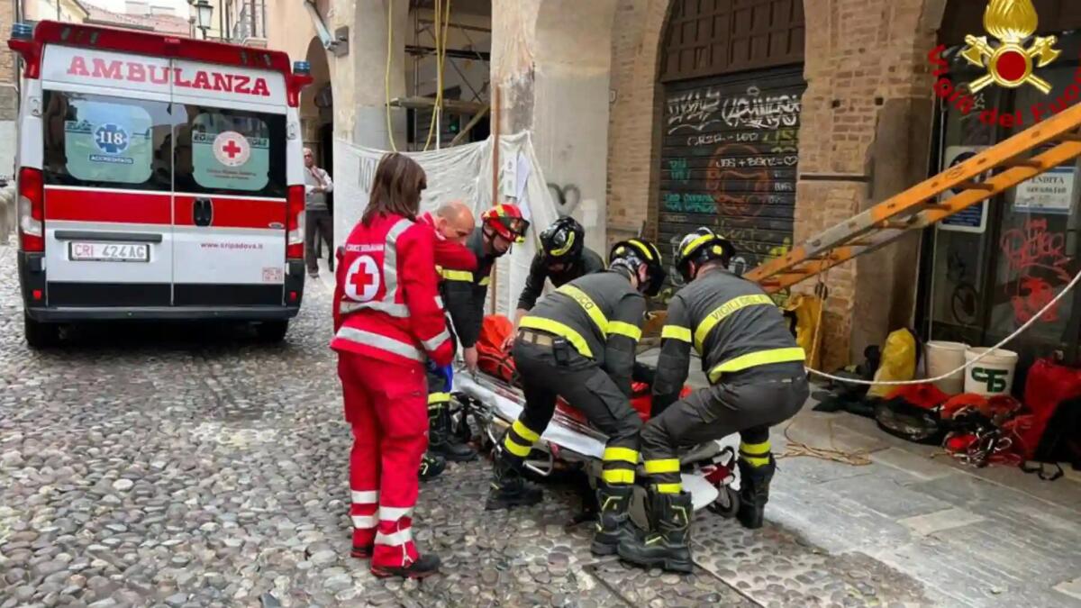 Malore al lavoro, si accascia sul trabattello a 3 metri di altezza: grave un operaio - 
