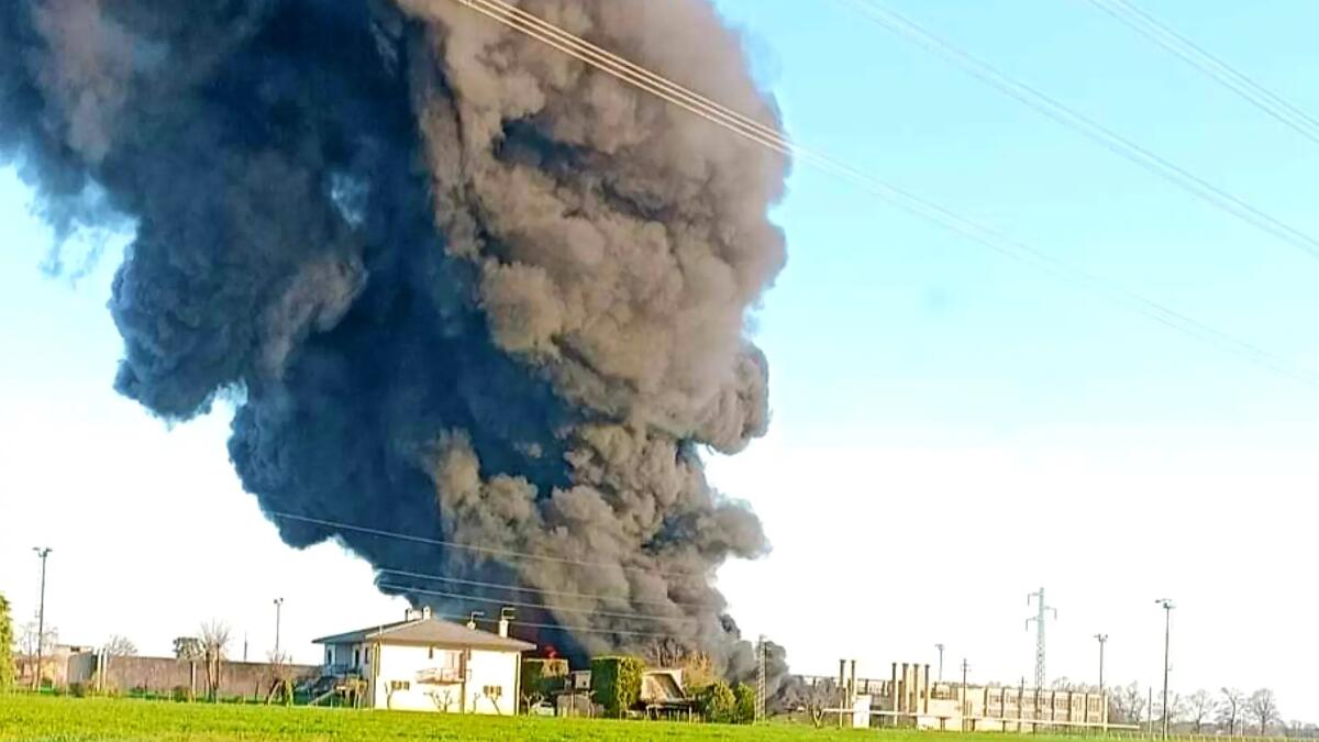 Maxi incendio a Cusignana di Giavera del Montello: colonna di fumo nero visibile a chilometri - 