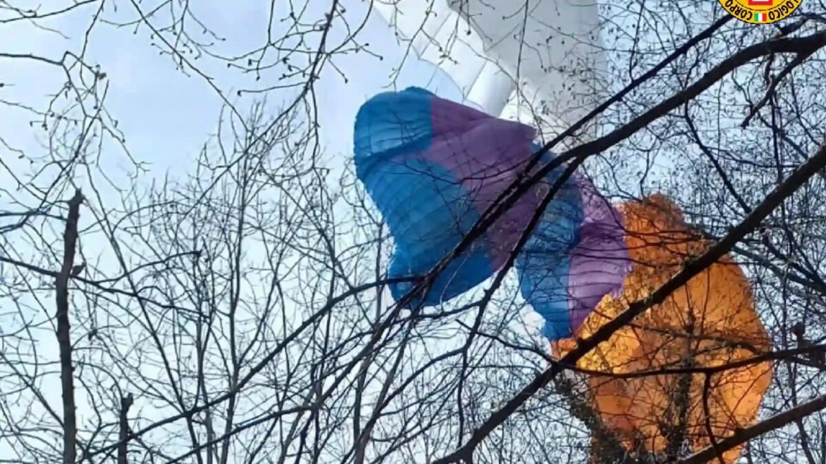 Precipita con il parapendio: pilota recuperato a 20 metri d'altezza, sospeso su una pianta - 
