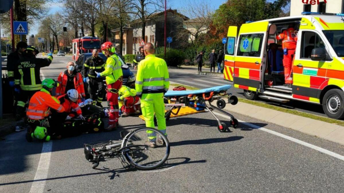 Urtato in bici da un'auto a San Vito al Tagliamento, 82enne sbalzato per diversi metri - 