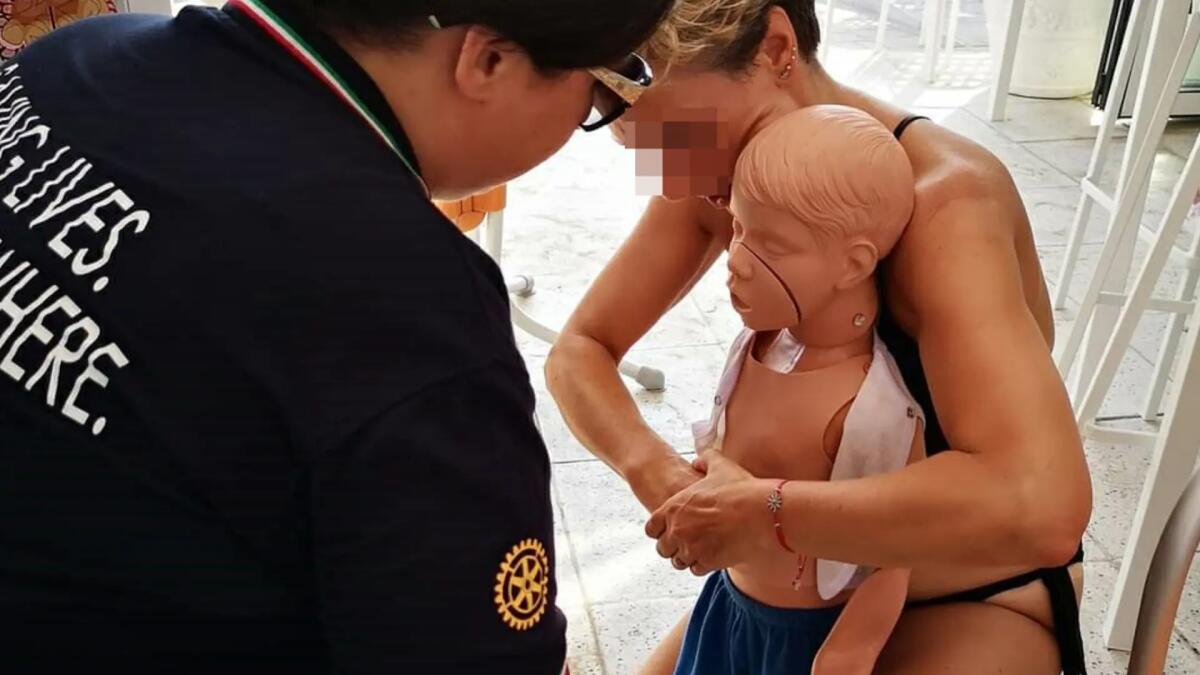 Soffocato dall'alga che avvolge il sushi: bimbo salvato dalla mamma con la manovra appresa in spiaggia a Jesolo - 
