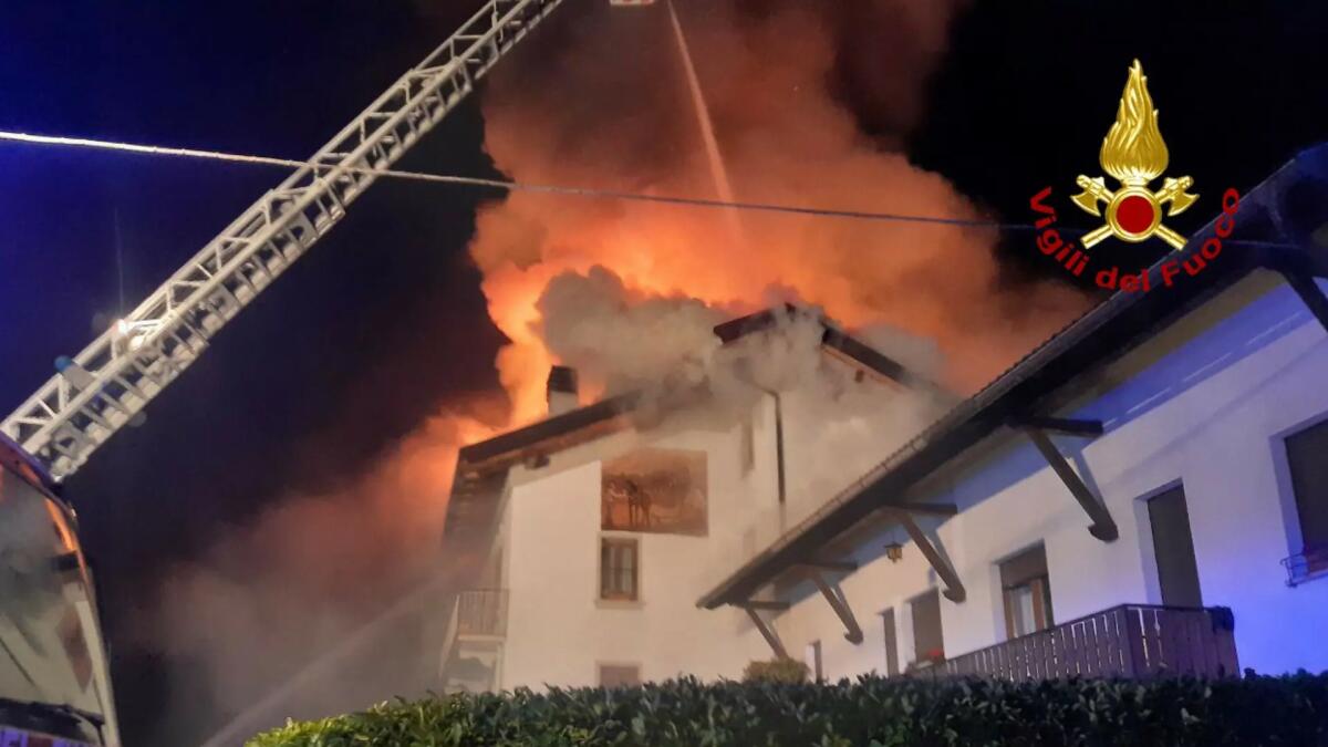 Incendio in appartamento, poi l'esplosione che travolge un vigile del fuoco: ferito - 