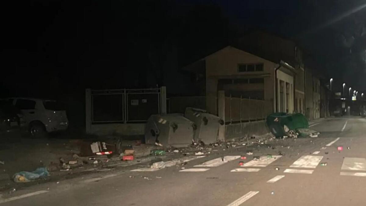 Latisana, cassonetti ribaltati e strada invasa dalla spazzatura in via Sabbionera -