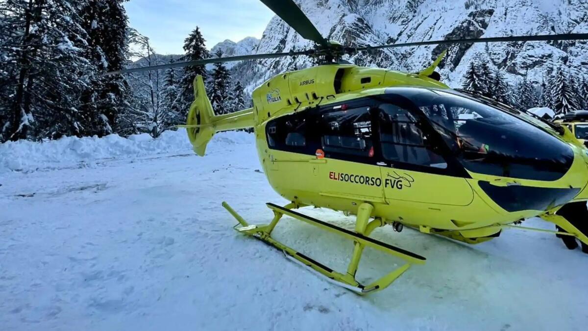 Brutta caduta sulla pista non battuta, si frattura un piede: scialpinista soccorso con l'elicottero - 