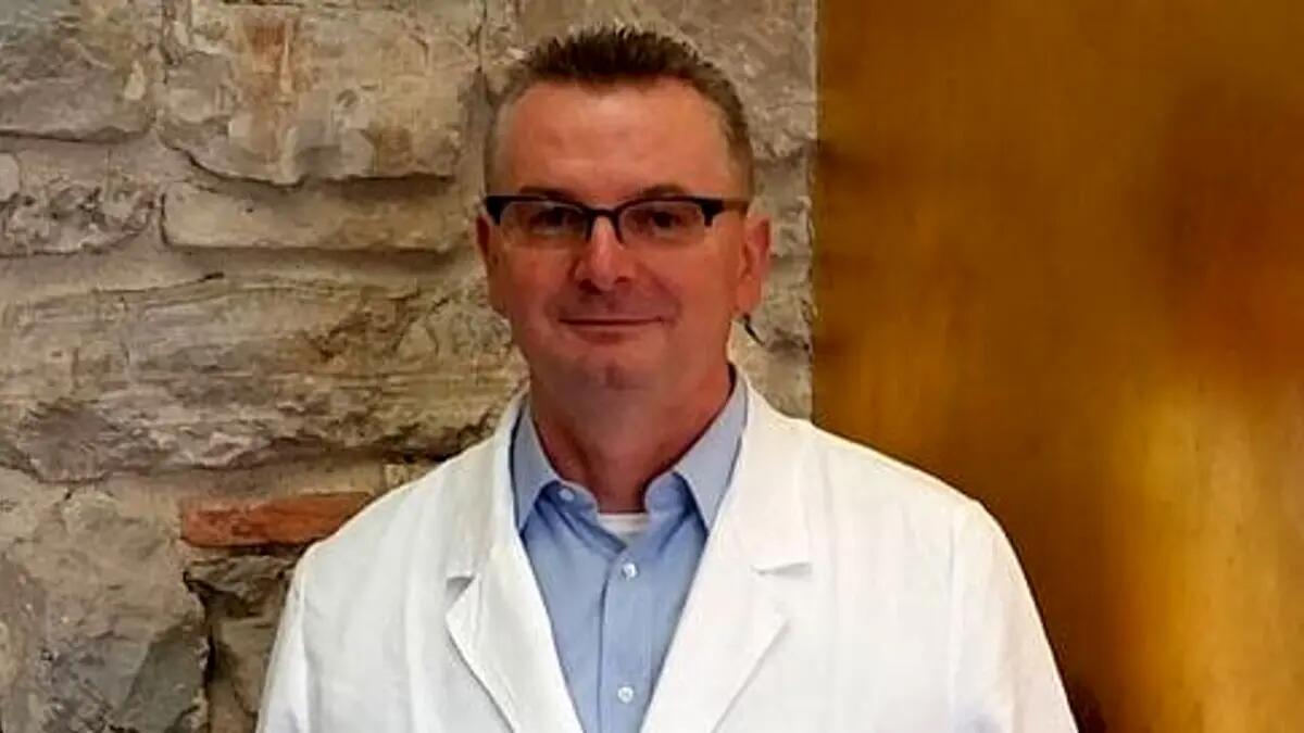 Sospeso senza stipendio, «nessuna violazione del codice di comportamento e mai collegato vaccini a morti improvvise» -