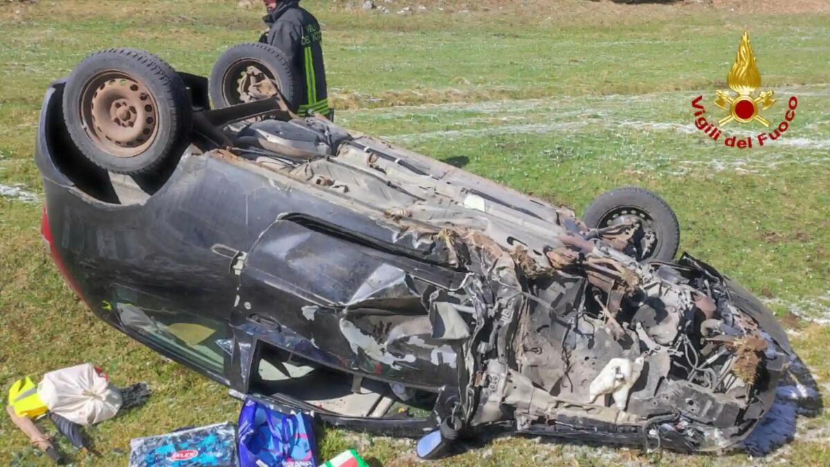 Due auto si scontrano, una finisce rovesciata: grave una donna - 