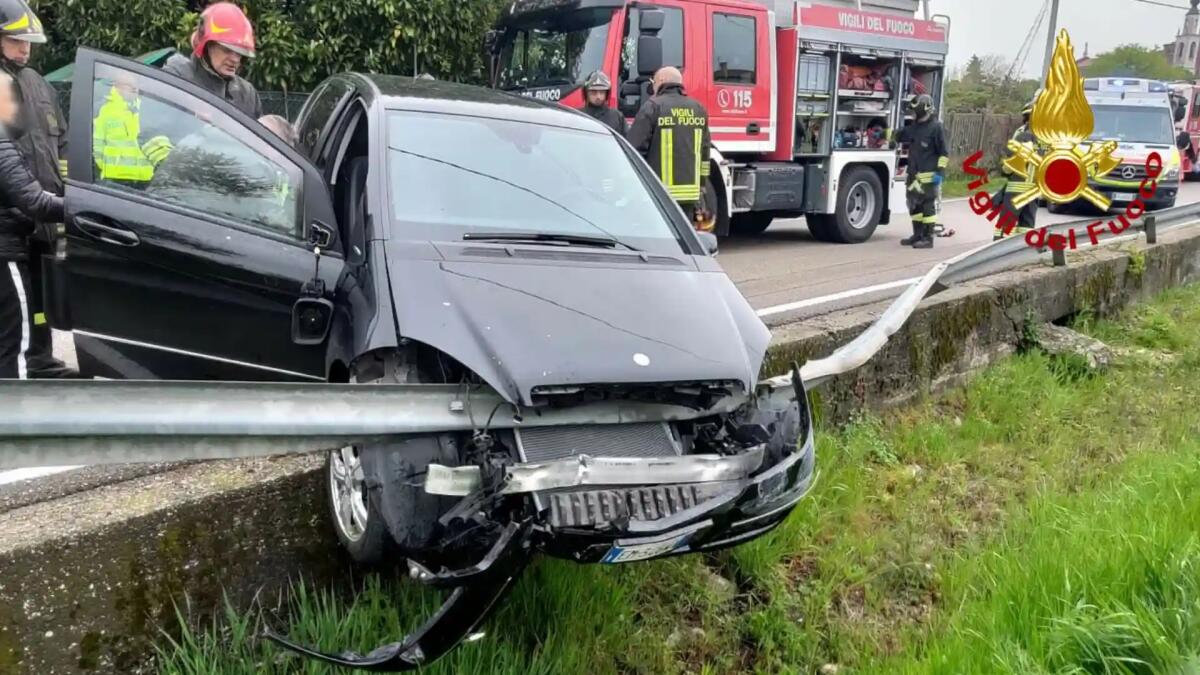 Sbanda con l'auto e finisce sotto al guardrail: ferita una donna - 