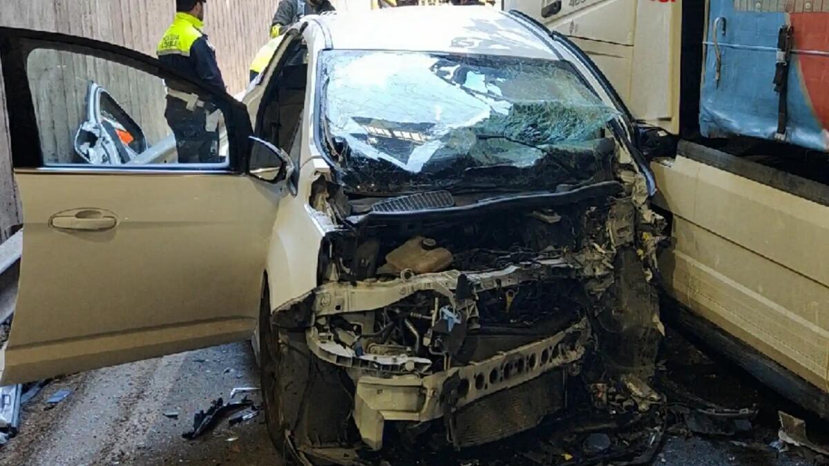 Tir in contromano nel sottopasso, frontale con due auto: due feriti - 