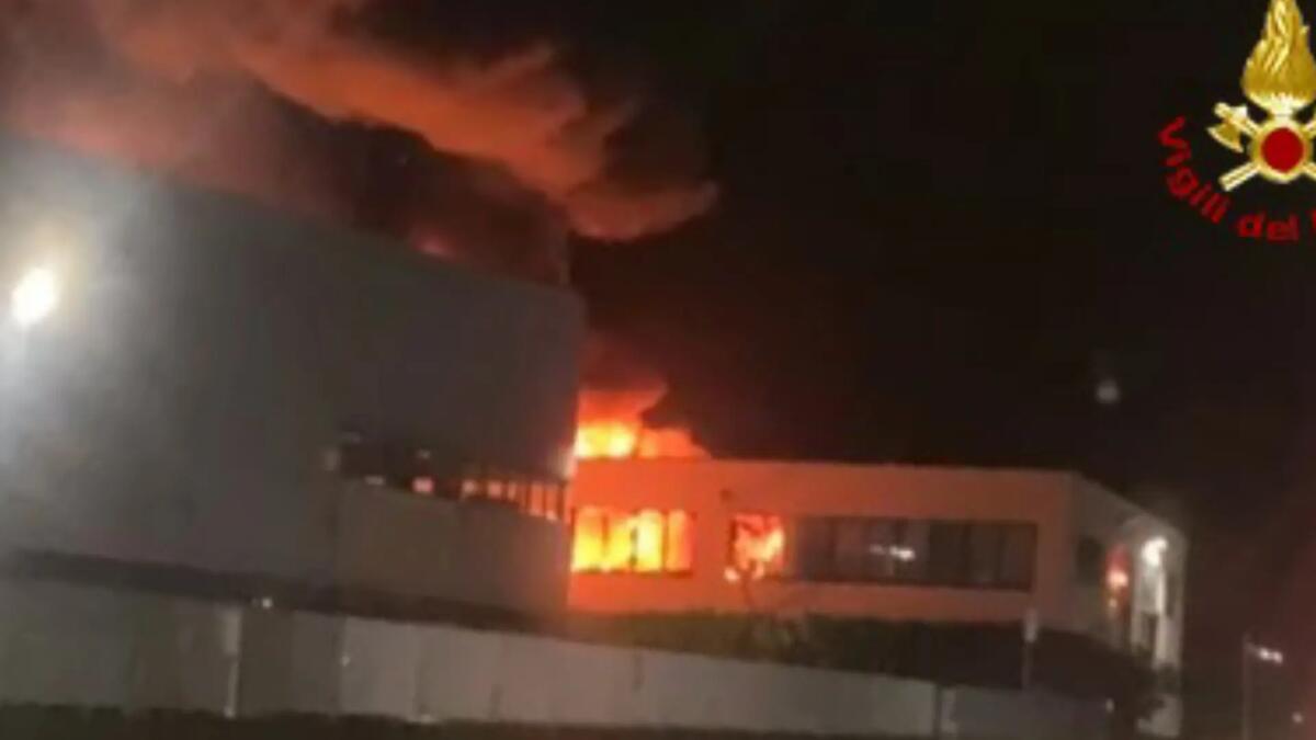 Maxi incendio a Ponzano Veneto, a fuoco un'azienda di prodotti chimici - 