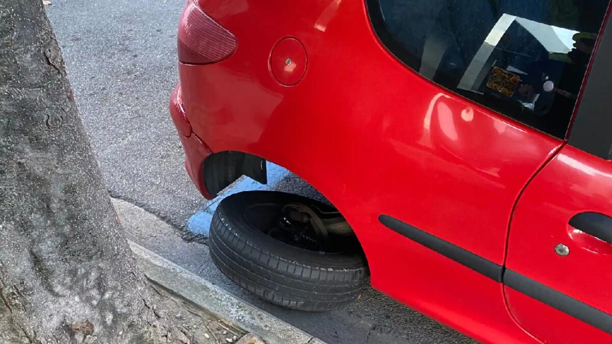Esce fuori strada con l'auto e fugge a piedi: identificato grazie alle telecamere - 