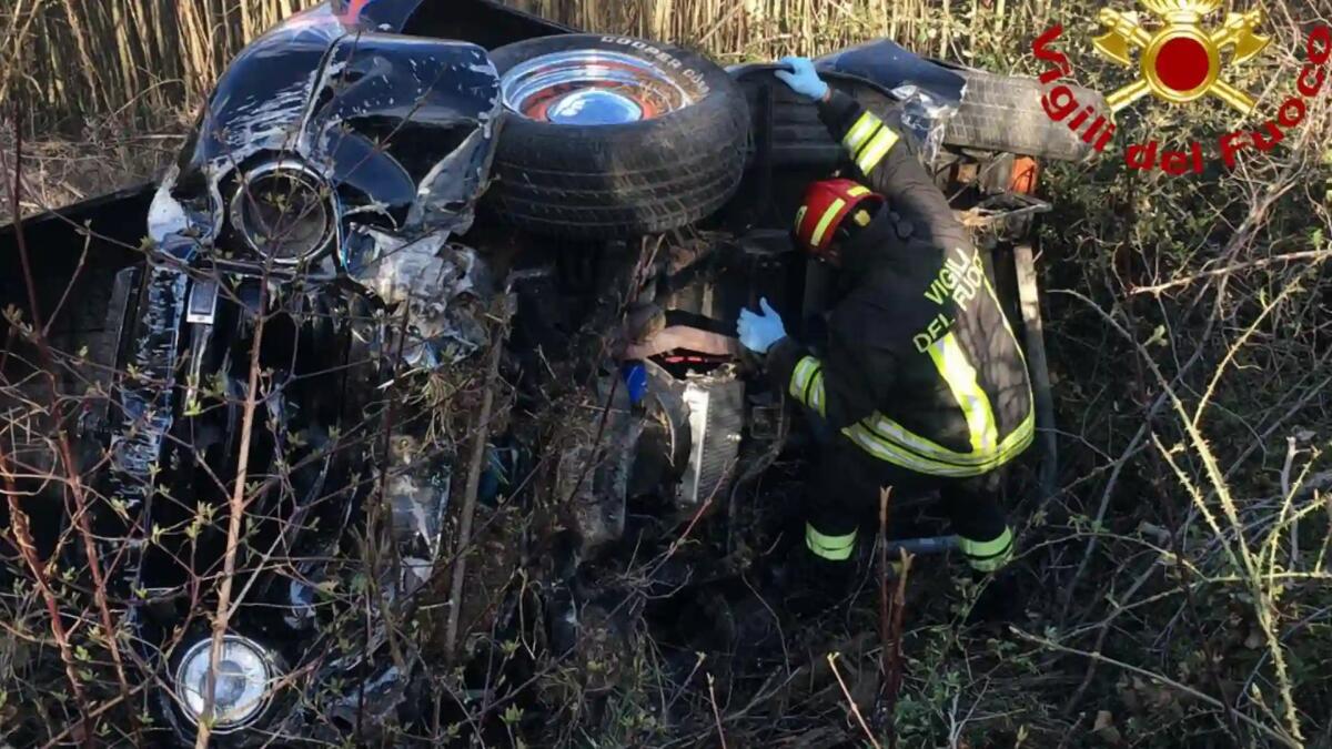Guasto ai freni in discesa, l'auto vola nel dirupo: due feriti - 