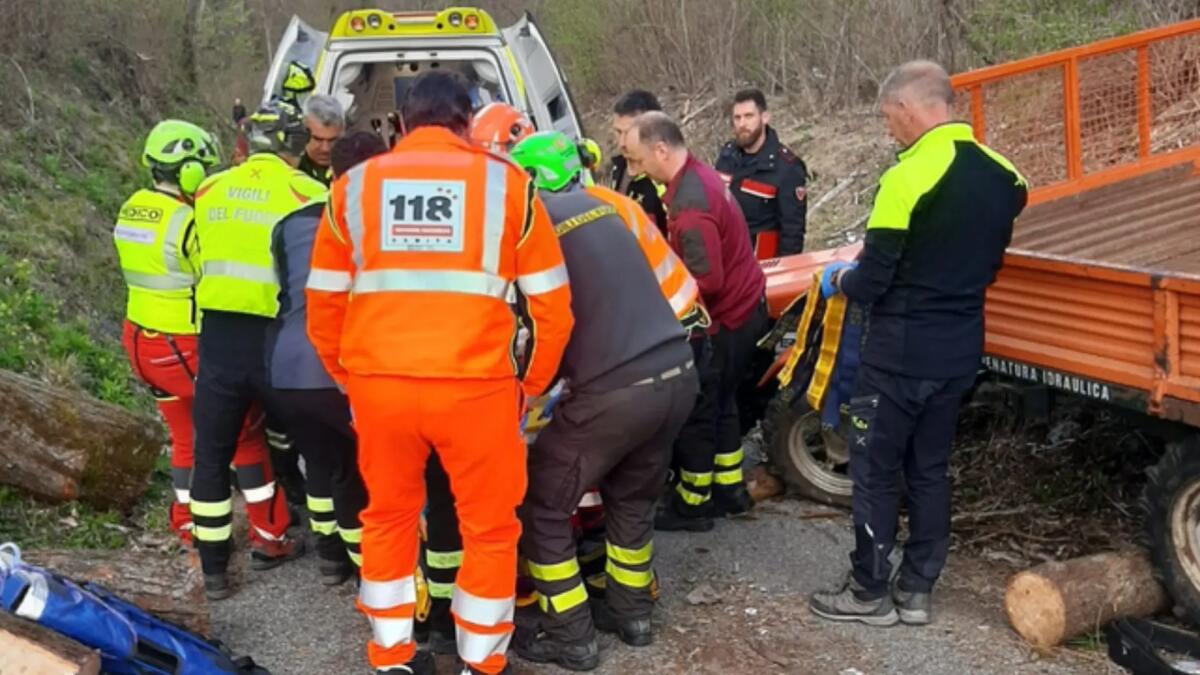 Si ribalta con il trattore e rimane travolto dal mezzo: morto 69enne. Chi è la vittima - 