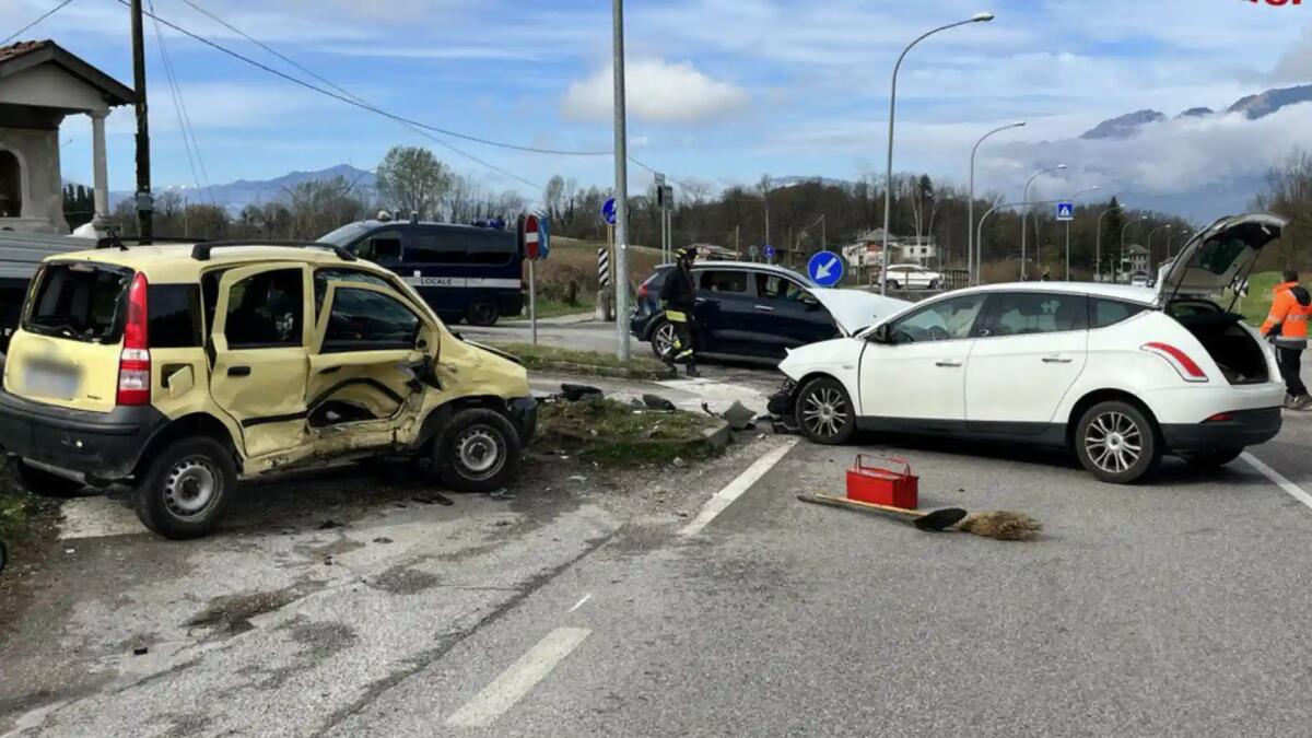 Violento scontro tra due auto in località Boscon a Belluno: due feriti - 
