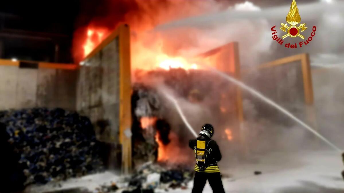 Incendio a Motta di Livenza, bruciano nella notte 70 tonnellate di rifiuti - 