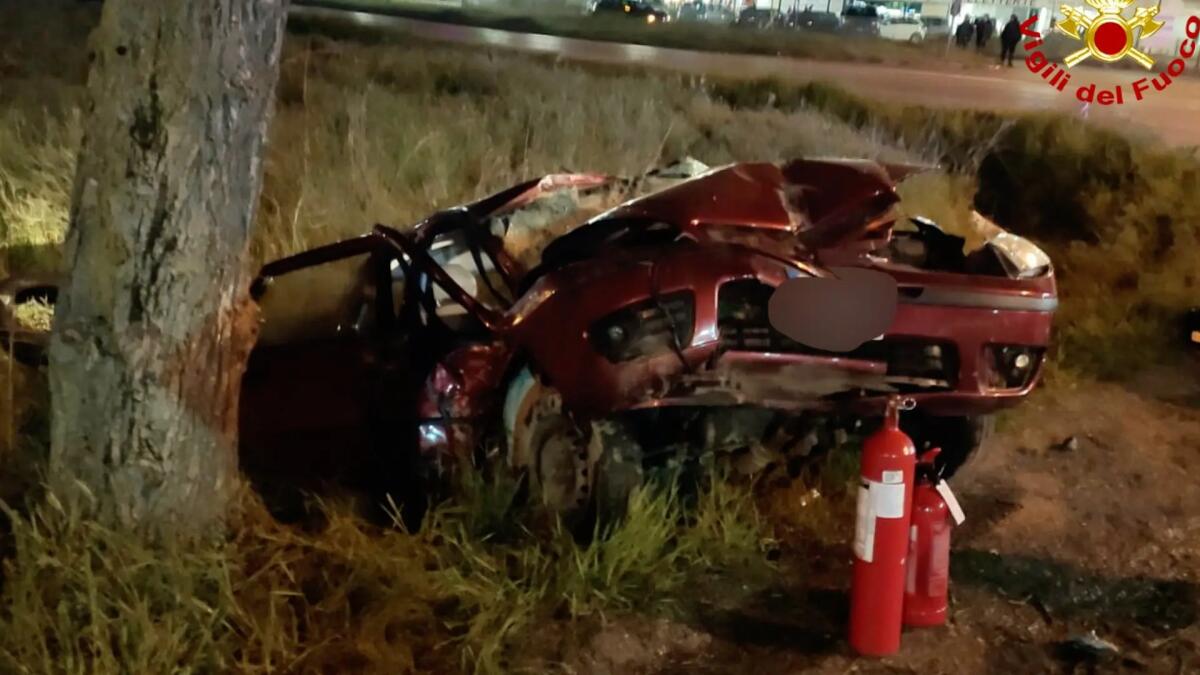 Con la Fiat Punto dritto contro il platano: conducente in fin di vita - 