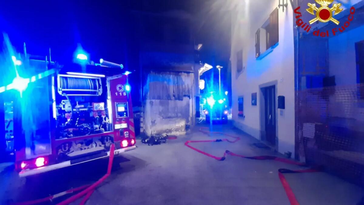 Incendio al secondo piano di una palazzina a Cercivento: 3 persone intossicate - 