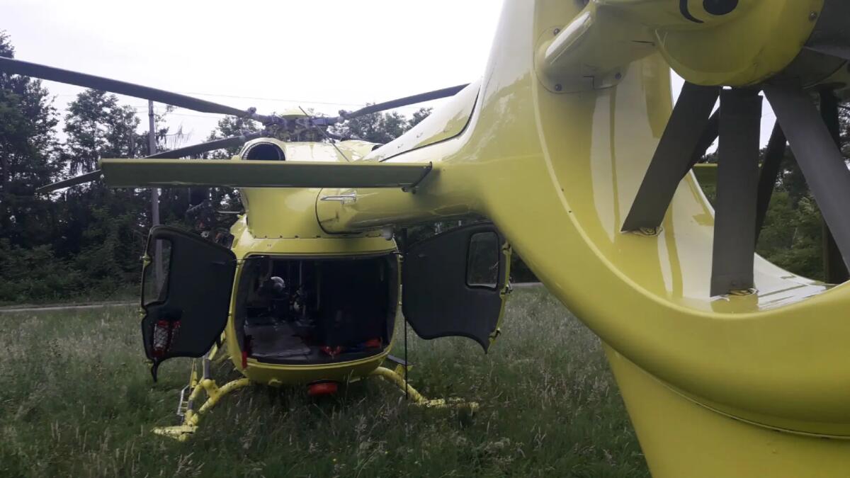 Mereto di Tomba. Cade da 5 metri mentre pota una pianta: grave un 60enne - 