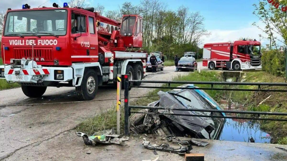 Finiscono con l'auto nel canale: soccorse quattro persone -