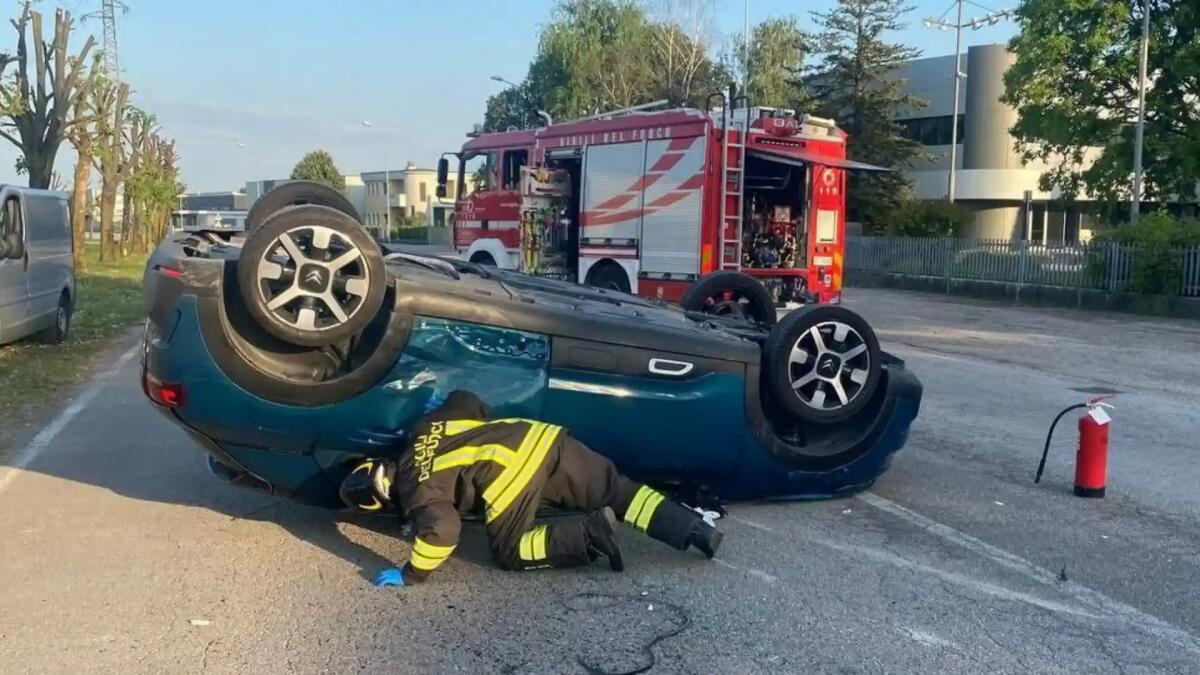 Incidente a Brugnera, due auto si scontrano, una si ribalta - 