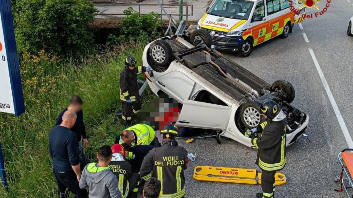 Pauroso incidente, l'auto si ribalta: conducente e bimbo rimangono incastrati - 