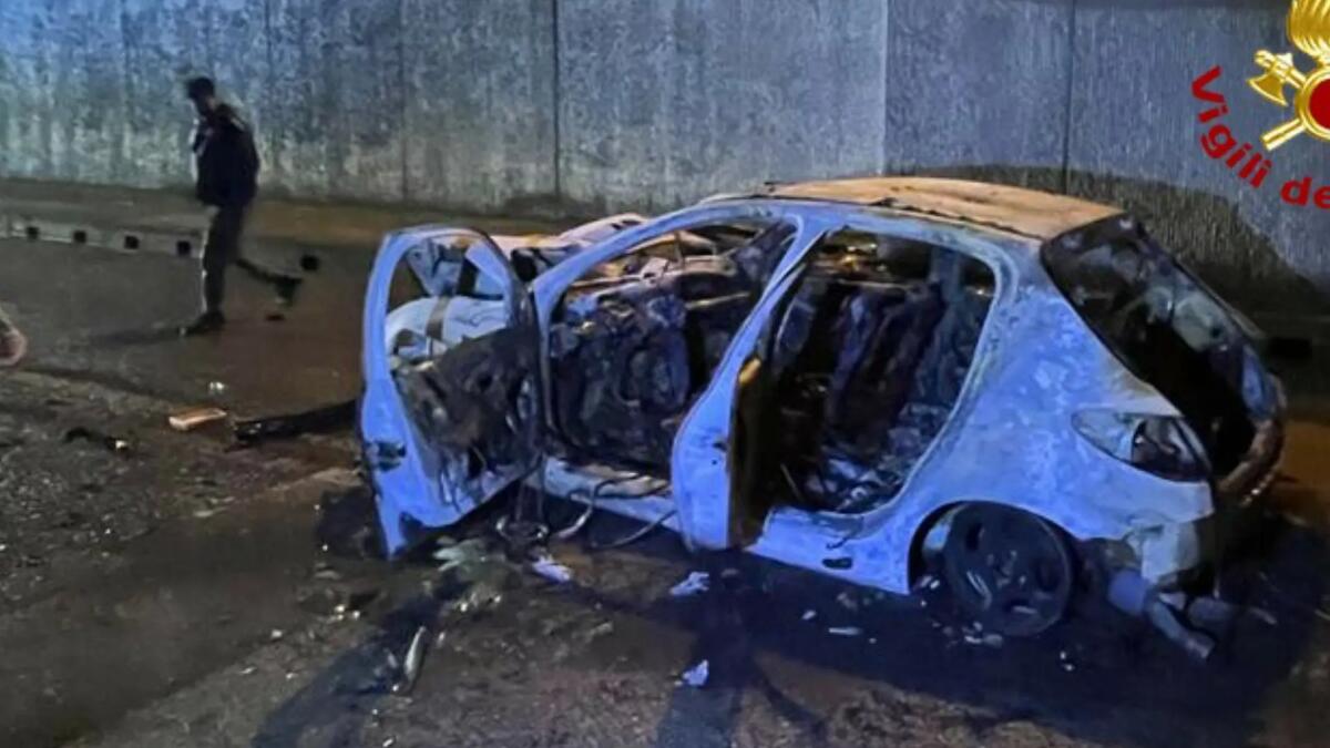 Urtano il sottopassaggio, poi la Peugeot 206 si incendia: 2 feriti, auto distrutta - 