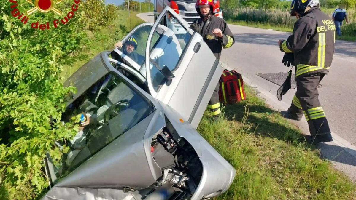 Sbanda e percorre 50 metri nel fossato prima di fermarsi contro un muretto - 