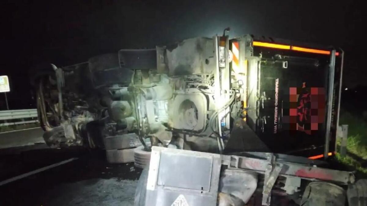 Il camion con 120 vitelli si ribalta in A4: morti 22 bovini, illeso il conducente -