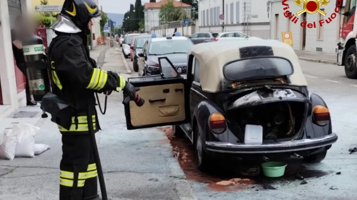 Auto a fuoco a Gorizia: i vigili del fuoco evitano il peggio - 