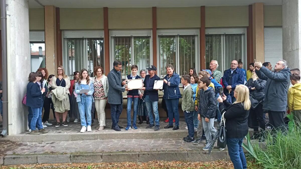 Dall’olmo secolare caduto una nuova statua per la scuola Onor di San Donà - 