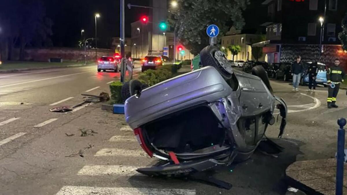 Si ribaltano con l'auto, paura per tre persone: due feriti - 