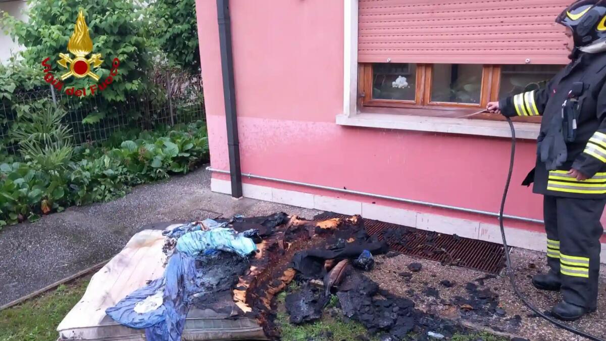Dramma in casa, incendio di un materasso: morta 51enne, marito intossicato - 