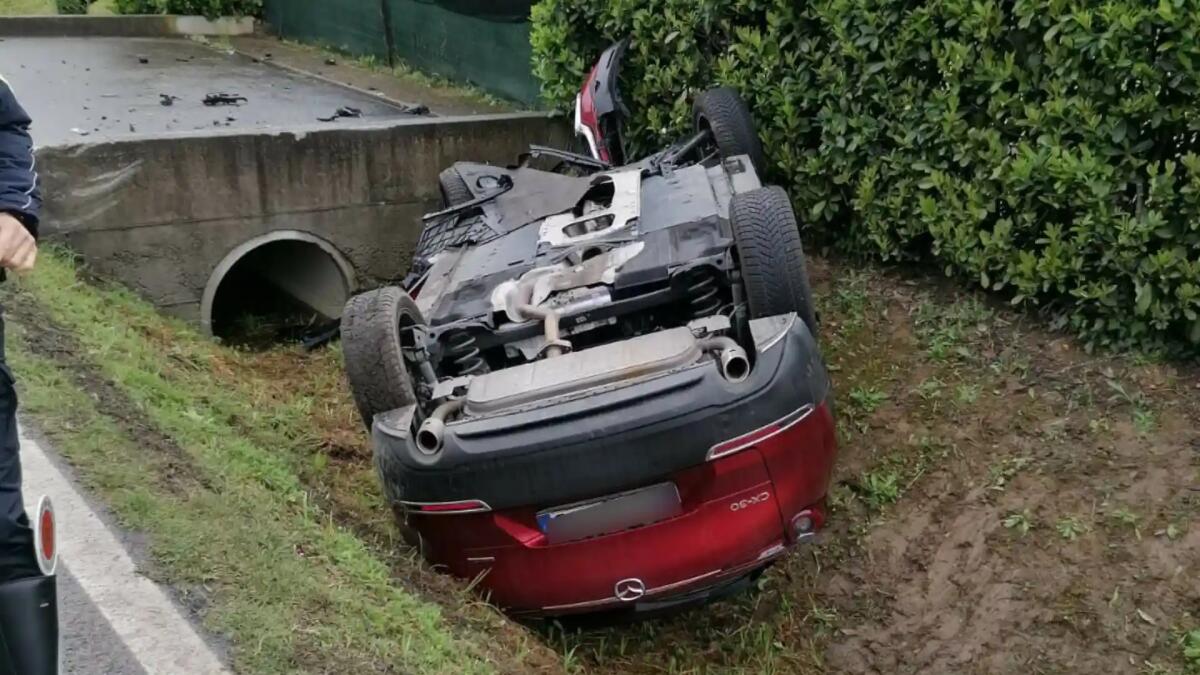 Piomba con l'auto nel fossato dopo aver perso il controllo: grave il conducente - 
