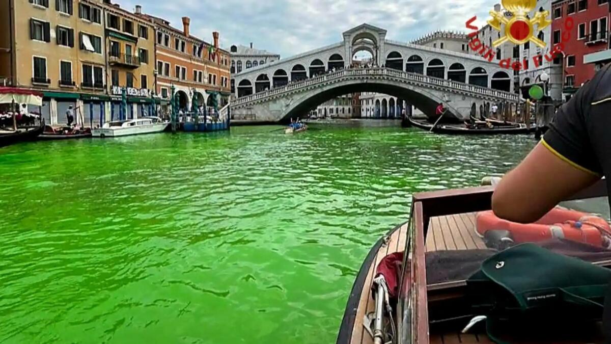 Acqua verde fosforescente nel Canal Grande a Venezia. Cosa è successo? -